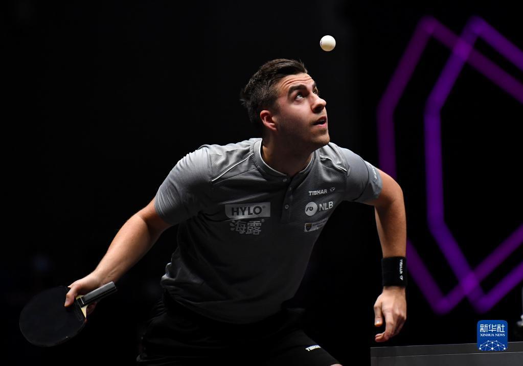 大批球迷亲 大批球迷亲